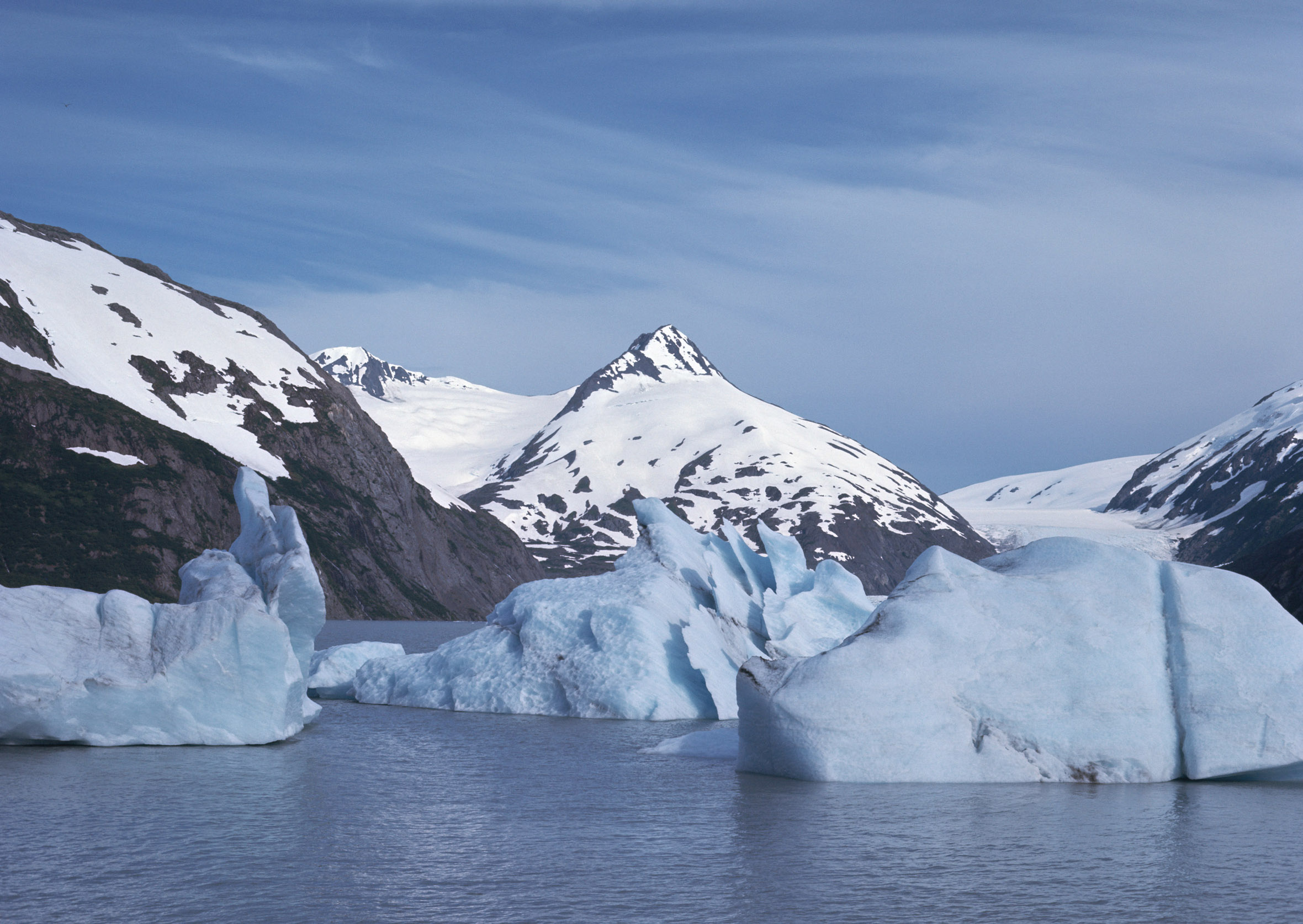 کوه برفی و آب یخ